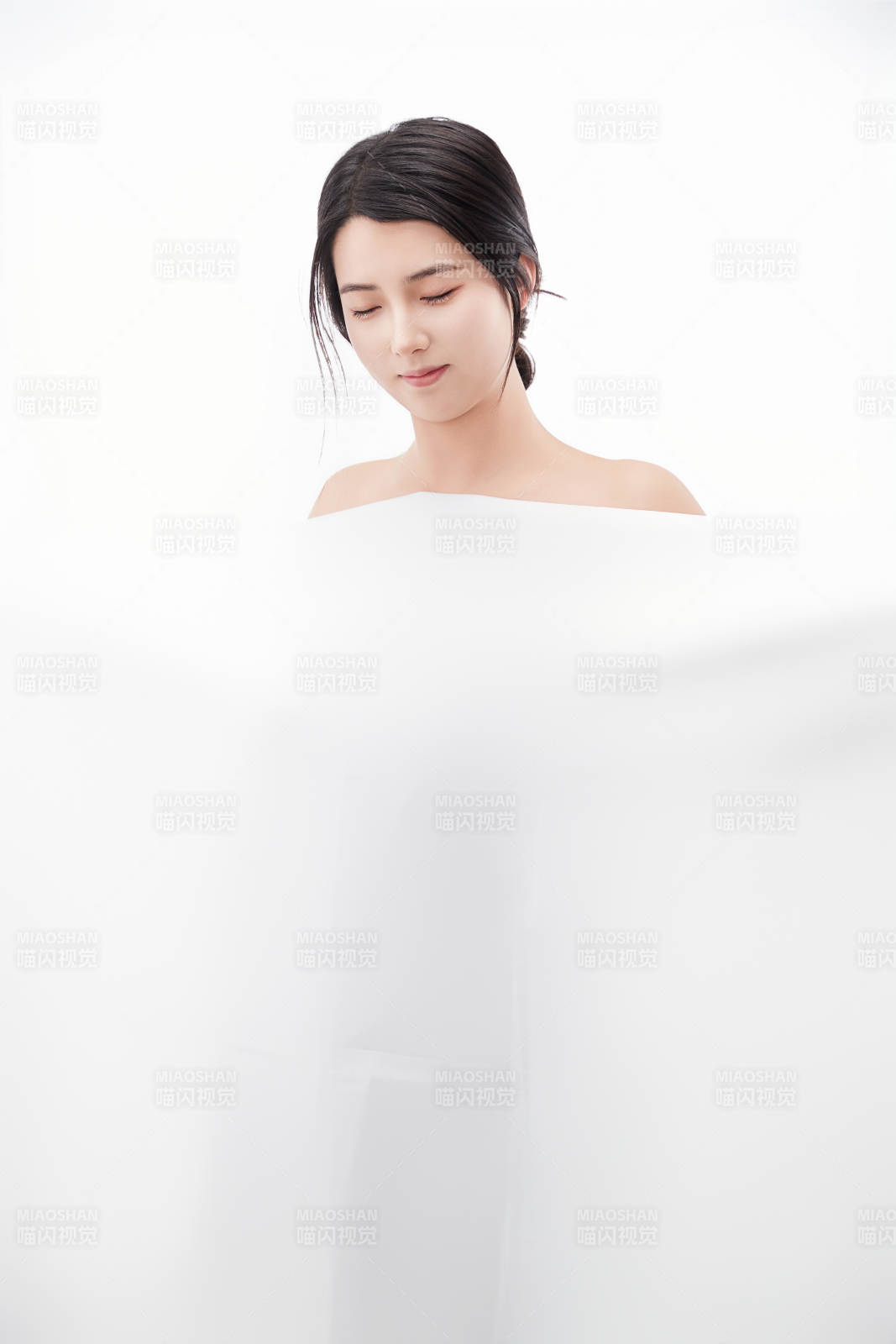 身披旅行外出一次性浴巾的亚洲女性图片