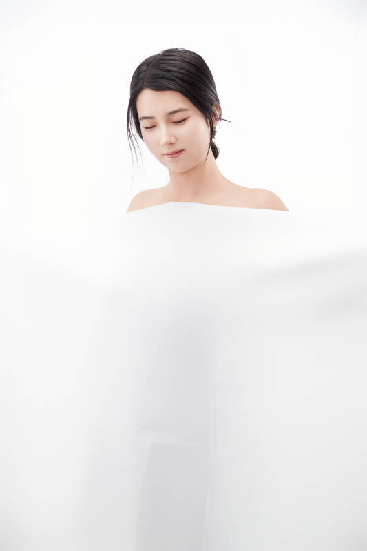 身披旅行外出一次性浴巾的亚洲女性图片