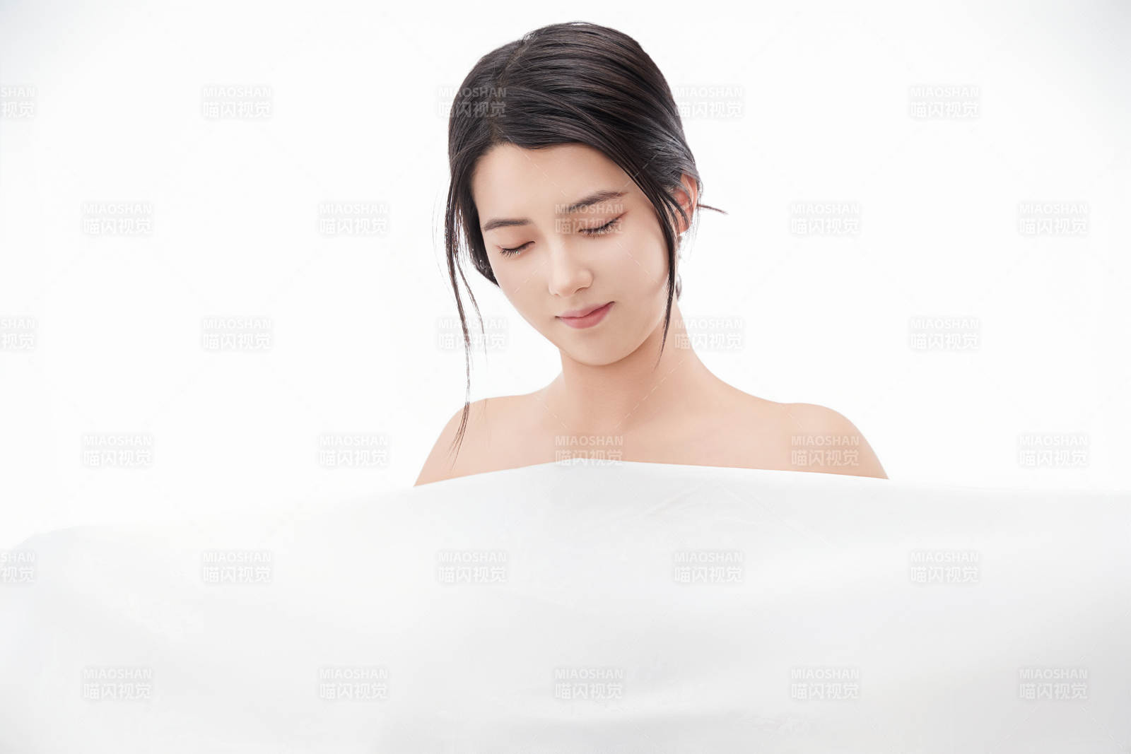 身披旅行外出一次性浴巾的亚洲女性图片