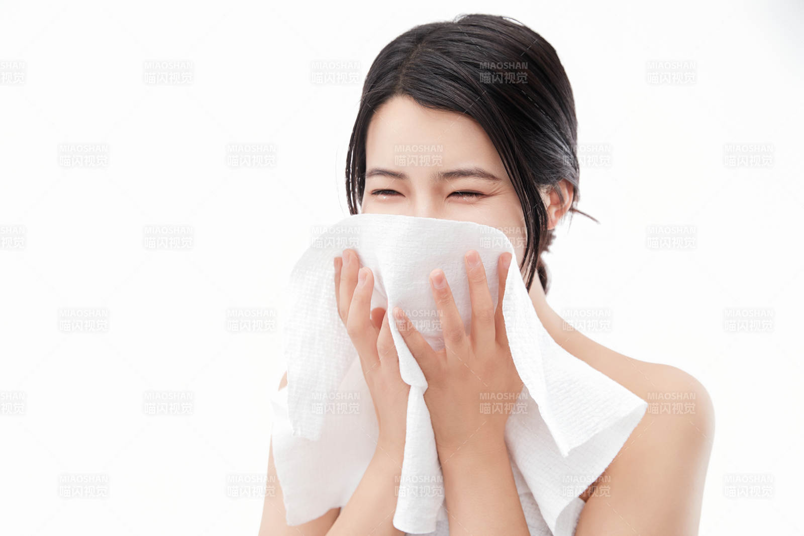 身披旅行外出一次性浴巾的亚洲女性图片