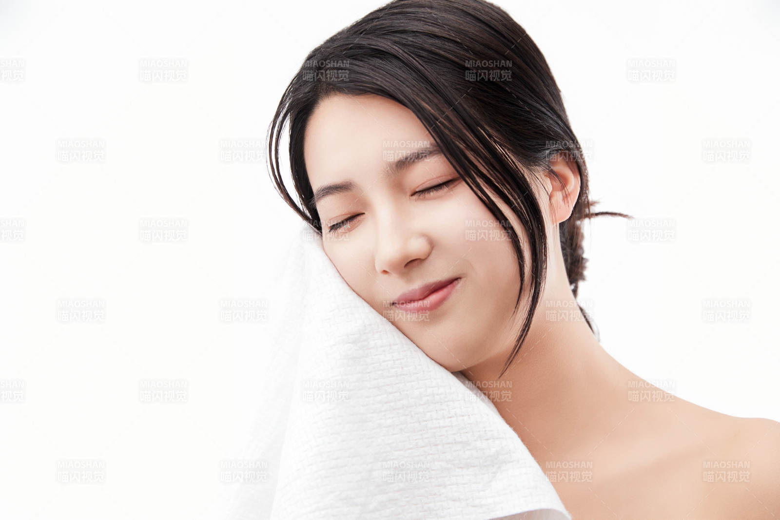 身披旅行外出一次性浴巾的亚洲女性图片