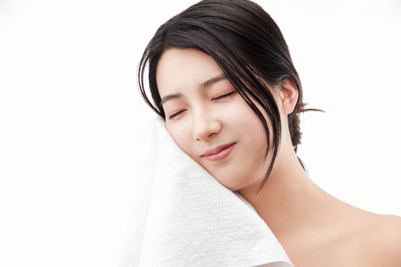 身披旅行外出一次性浴巾的亚洲女性图片