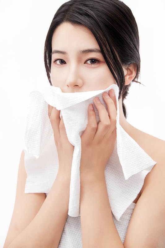 身披旅行外出一次性浴巾的亚洲女性图片