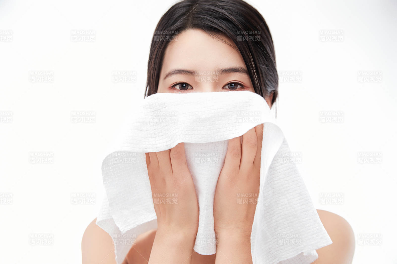 身披旅行外出一次性浴巾的亚洲女性图片