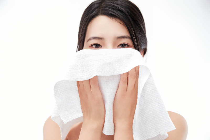 身披旅行外出一次性浴巾的亚洲女性图片