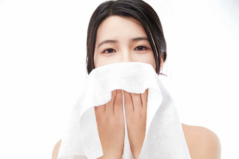 身披旅行外出一次性浴巾的亚洲女性图片