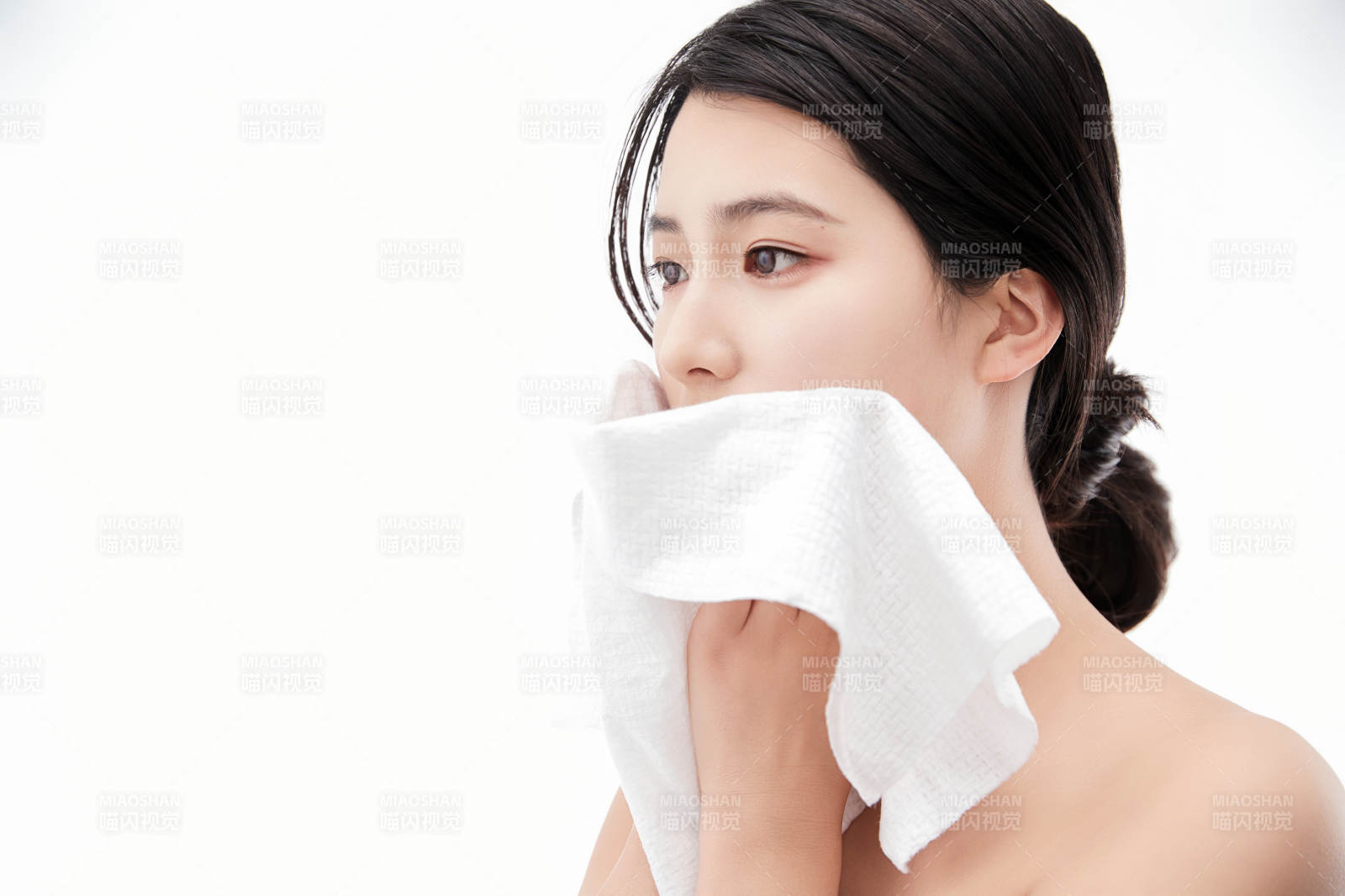 身披旅行外出一次性浴巾的亚洲女性图片