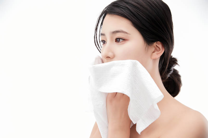 身披旅行外出一次性浴巾的亚洲女性图片