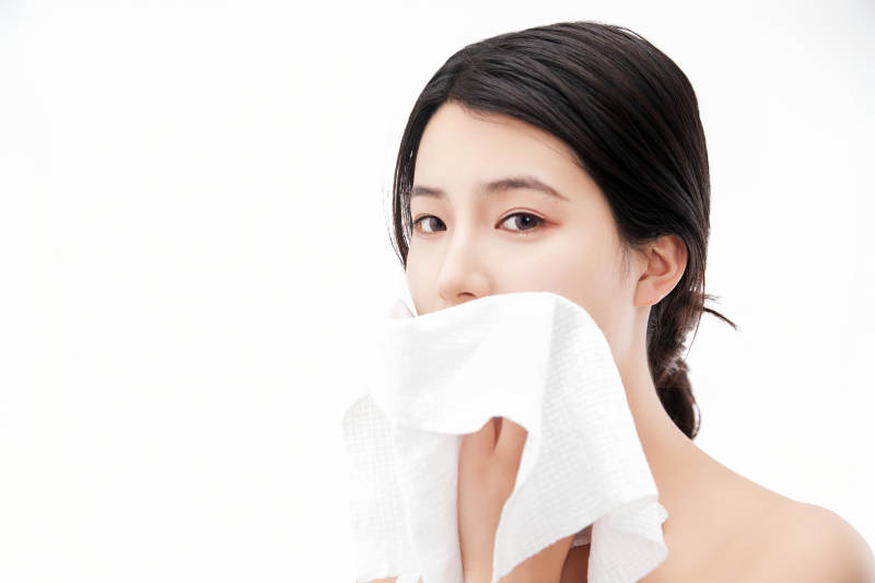 身披旅行外出一次性浴巾的亚洲女性图片