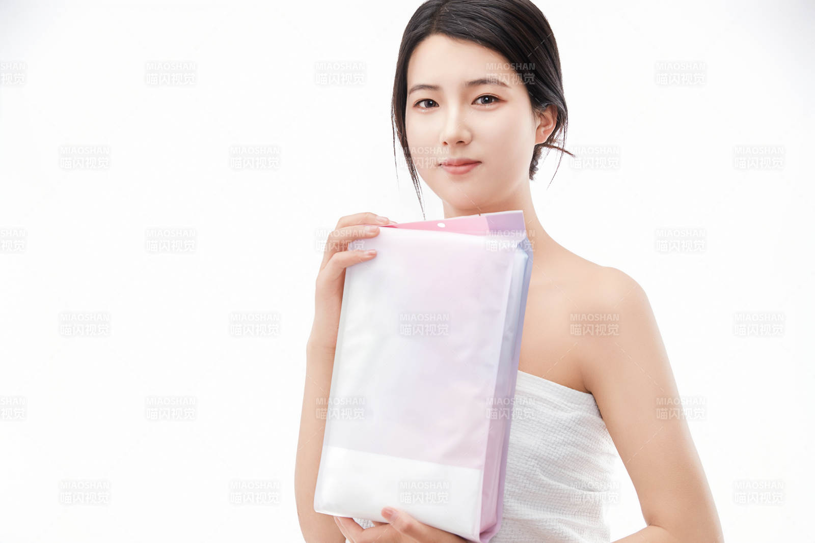 展示沐浴浴巾的亚洲女性图片