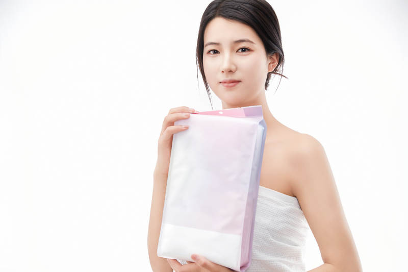 展示沐浴浴巾的亚洲女性图片