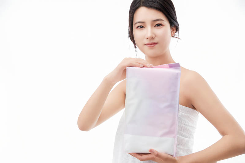 展示沐浴浴巾的亚洲女性图片