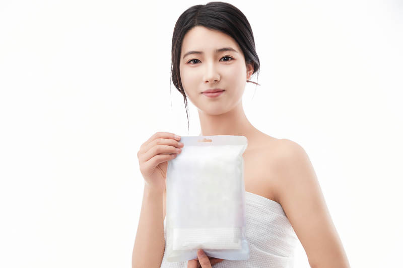 展示沐浴浴巾的亚洲女性图片