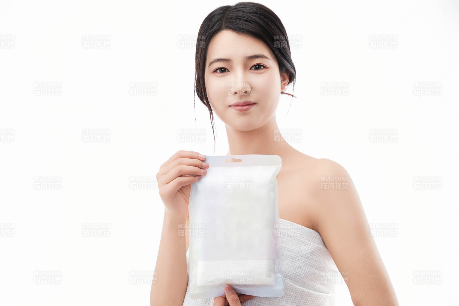 展示沐浴浴巾的亚洲女性图片