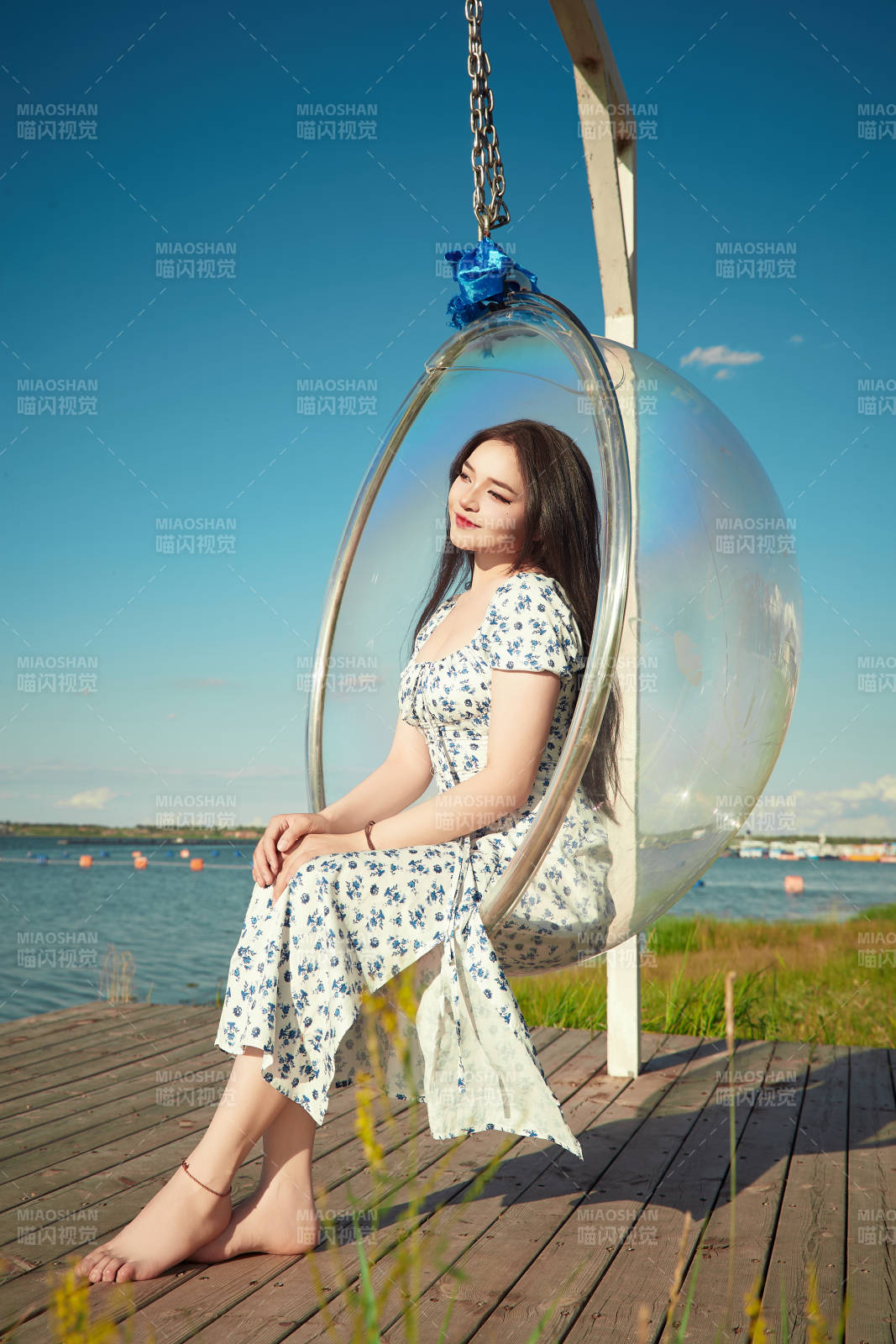 草原湖畔打卡点游玩拍照的东方美女图片