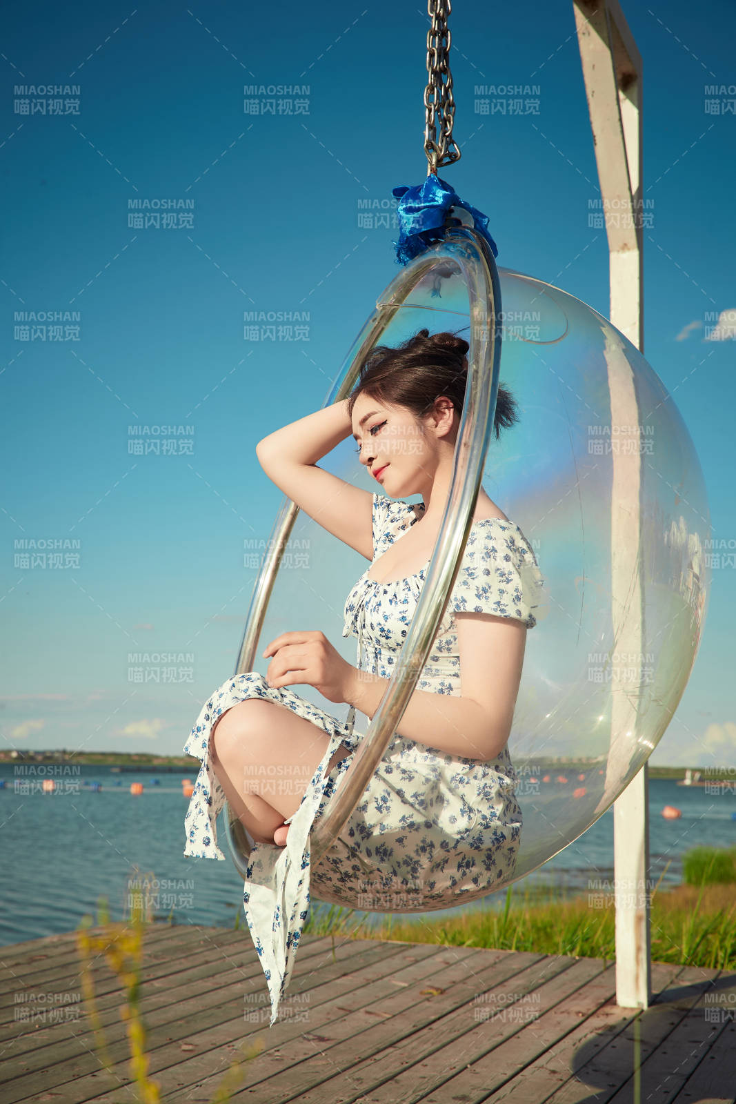 草原湖畔打卡点游玩拍照的东方美女图片