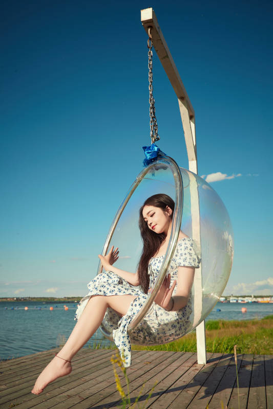 草原湖畔打卡点游玩拍照的东方美女图片