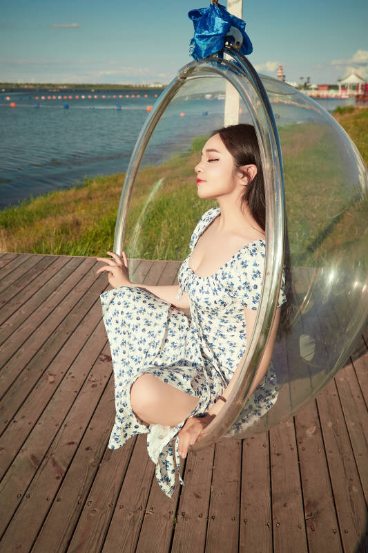 草原湖畔打卡点游玩拍照的东方美女图片