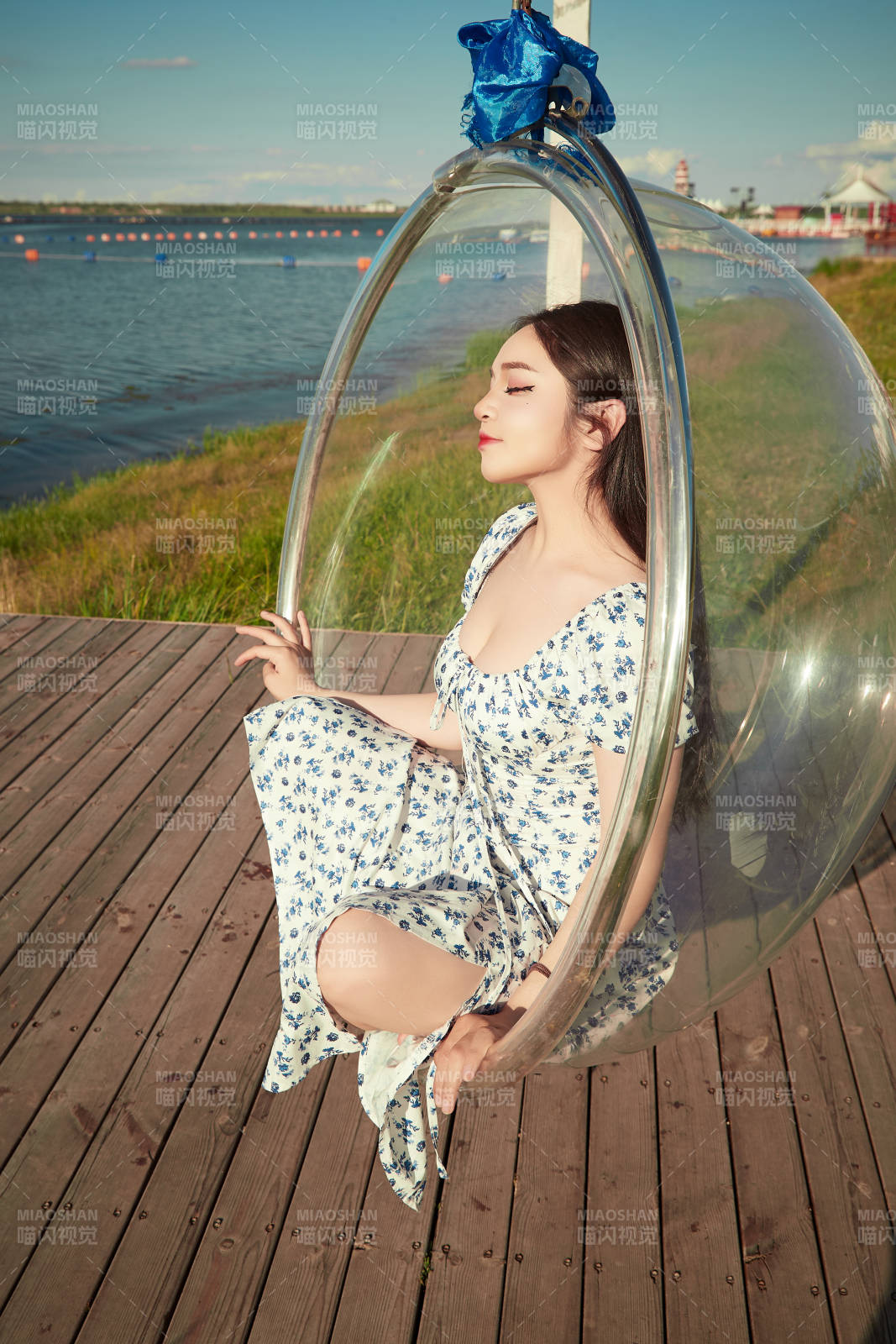 草原湖畔打卡点游玩拍照的东方美女图片