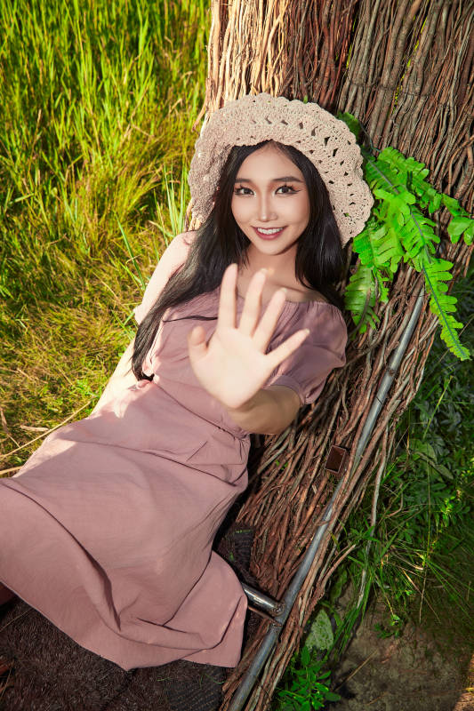 盛夏湖畔打卡点游玩拍照的亚洲美女图片