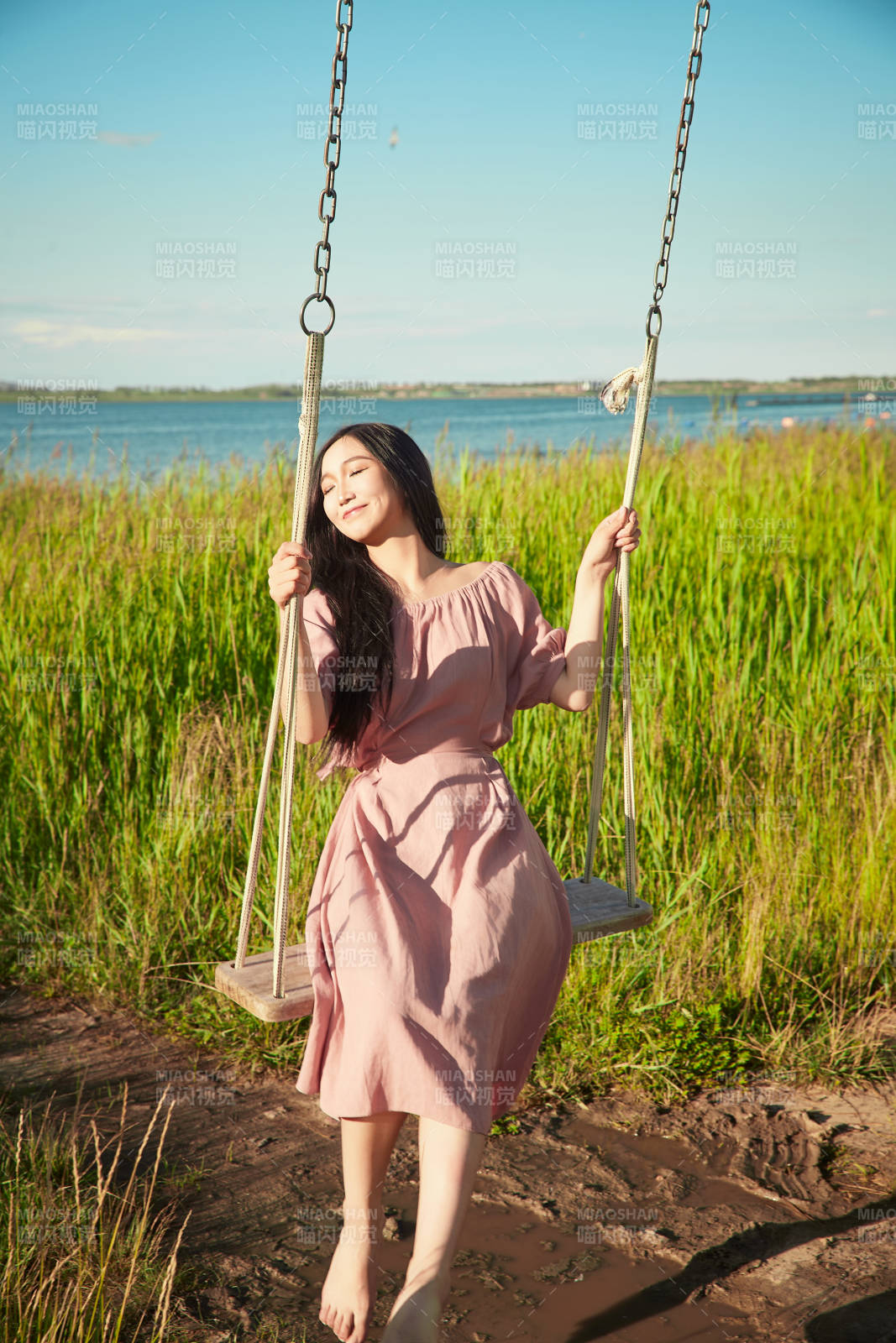 盛夏湖畔荡秋千的亚洲美女图片