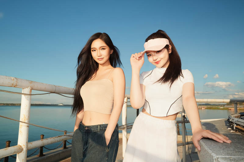 盛夏在景区湖边灯塔上拍照游玩的美女们图片