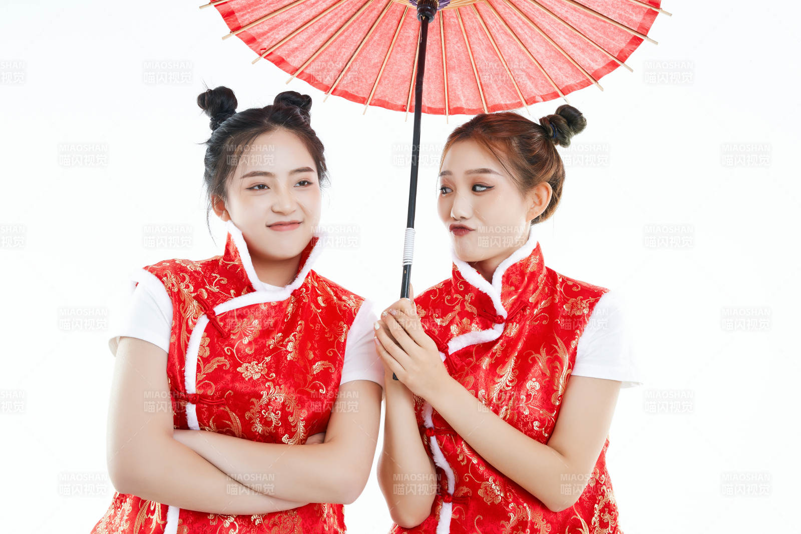 白色背景下身穿喜庆服饰的中国可爱少女图片