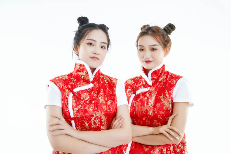 白色背景下身穿喜庆服饰的中国可爱少女图片