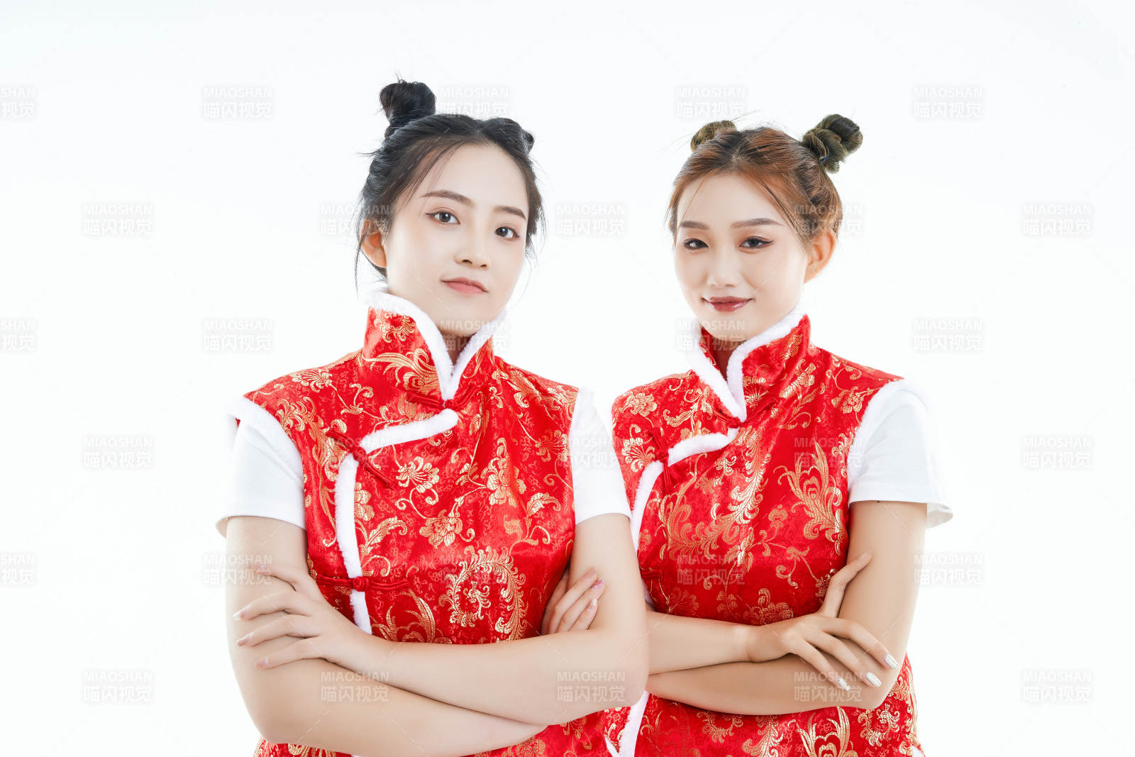 白色背景下身穿喜庆服饰的中国可爱少女图片