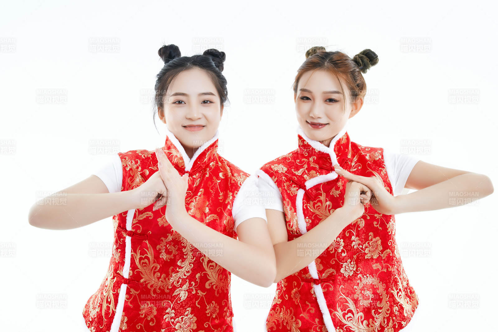 白色背景下身穿喜庆服饰的中国可爱少女图片