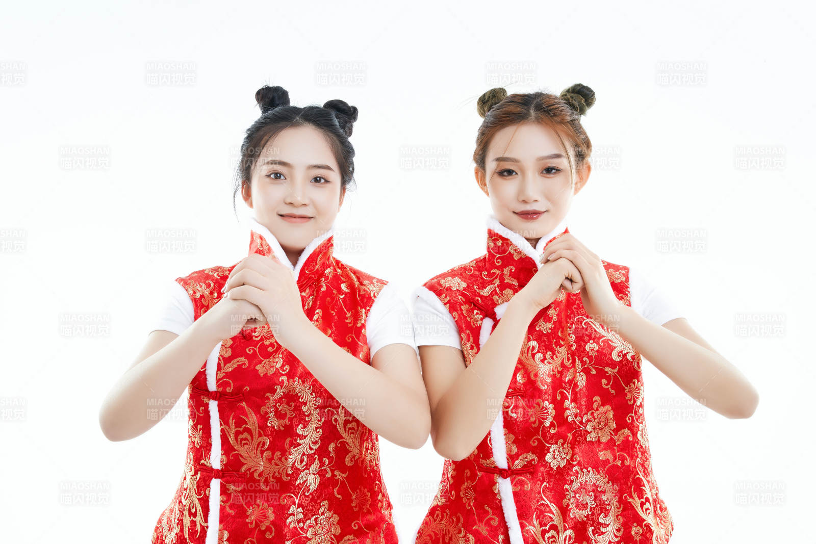 白色背景下身穿喜庆服饰的中国可爱少女图片