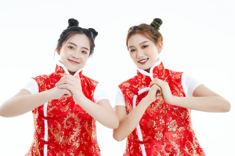 白色背景下身穿喜庆服饰的中国可爱少女图片