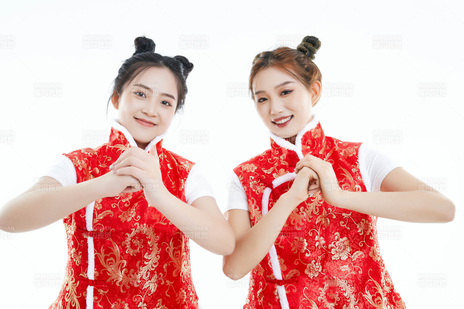 白色背景下身穿喜庆服饰的中国可爱少女图片