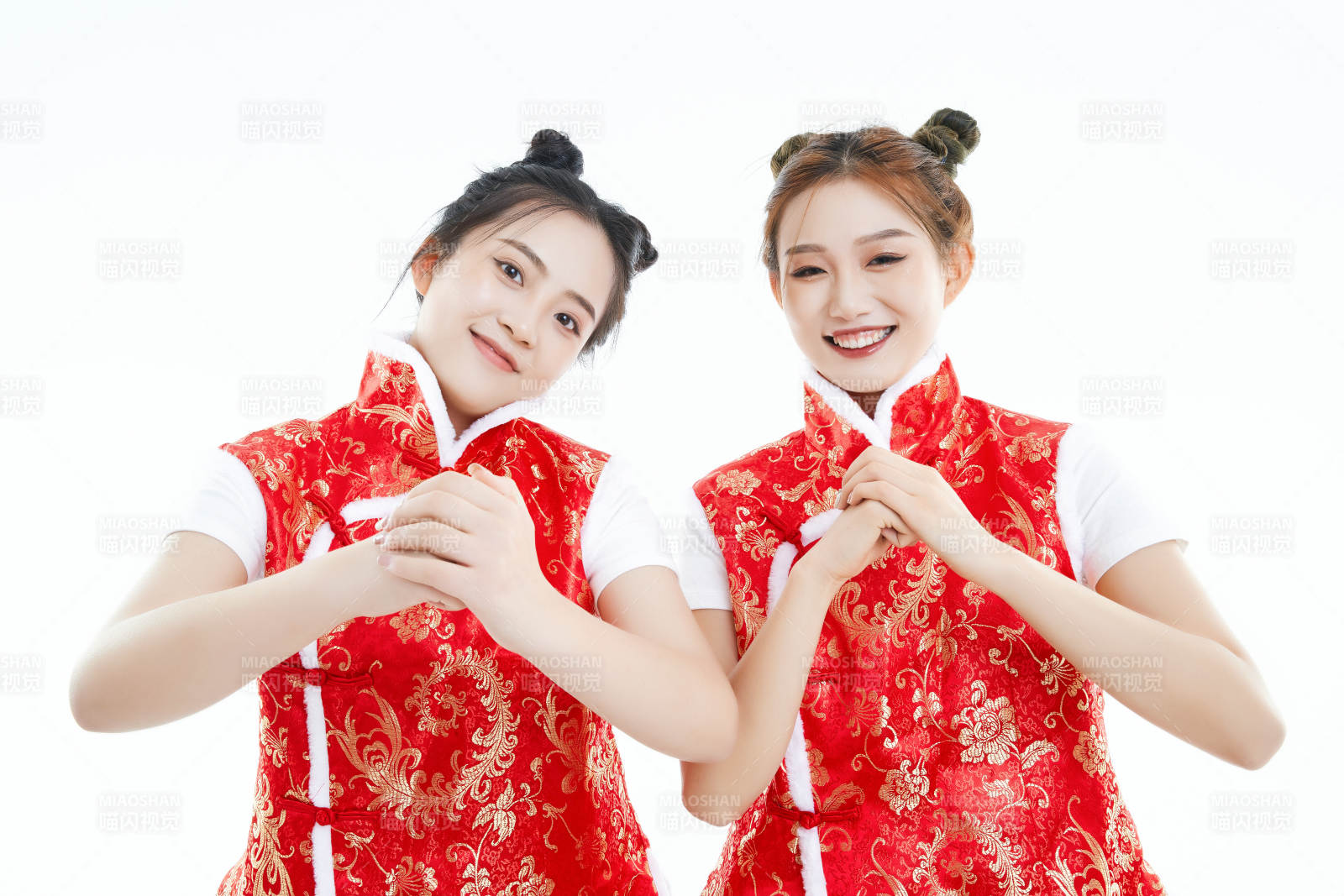 白色背景下身穿喜庆服饰的中国可爱少女图片