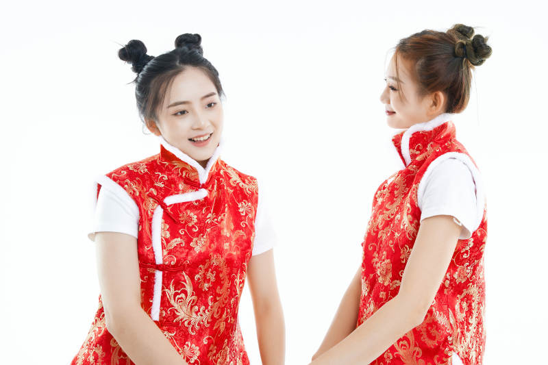 白色背景下身穿喜庆服饰的中国可爱少女图片