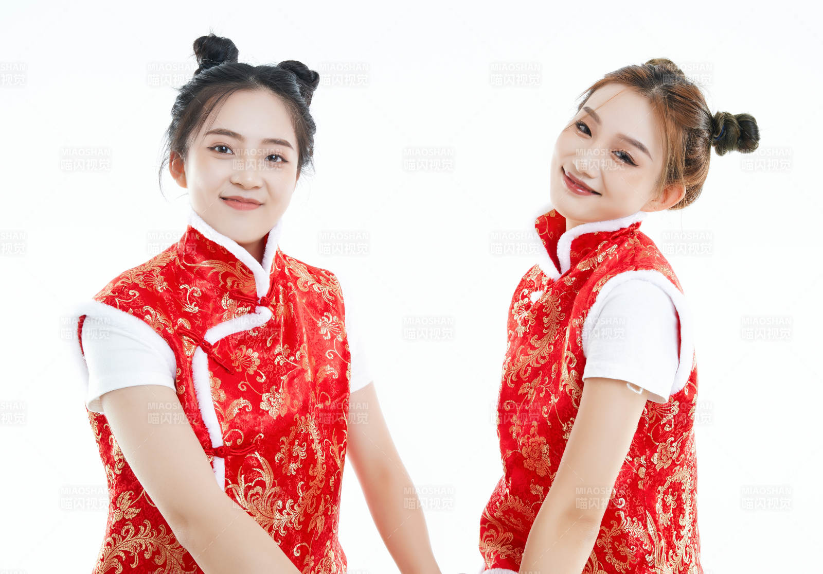 白色背景下身穿喜庆服饰的中国可爱少女图片