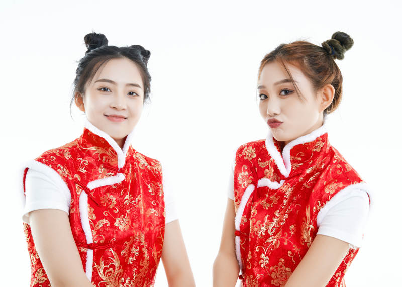 白色背景下身穿喜庆服饰的中国可爱少女图片