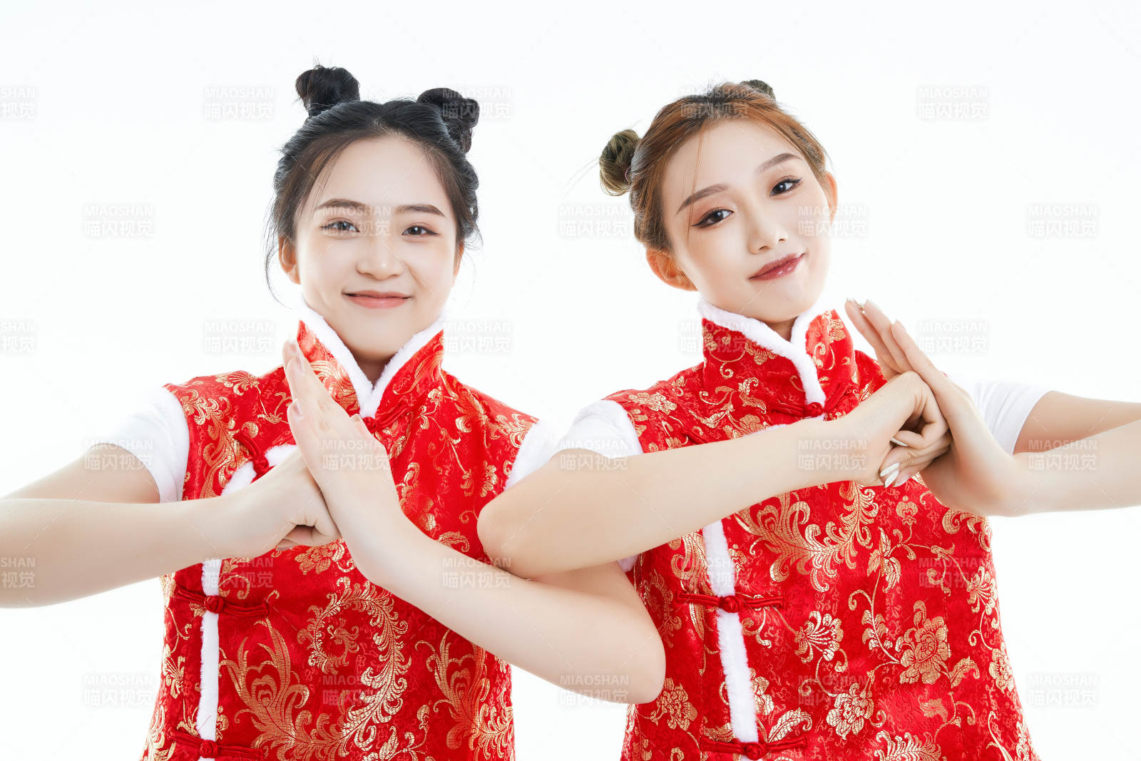 白色背景下身穿喜庆服饰的中国可爱少女图片