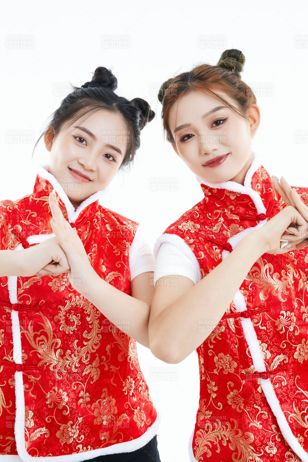 白色背景下身穿喜庆服饰的中国可爱少女图片