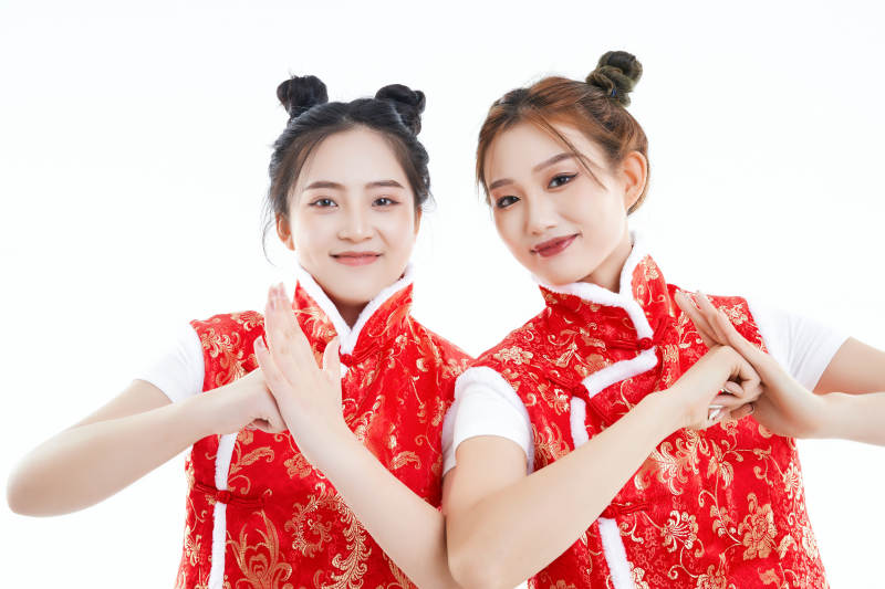 白色背景下身穿喜庆服饰的中国可爱少女图片