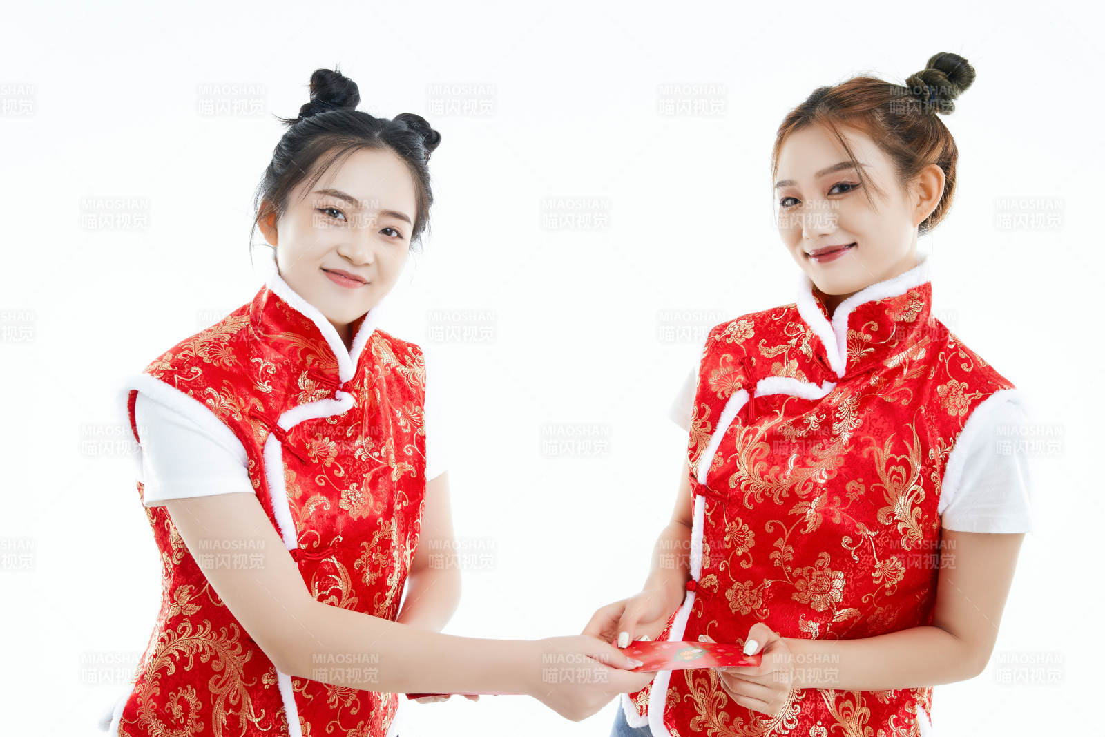 白色背景下身穿喜庆服饰的中国可爱少女图片