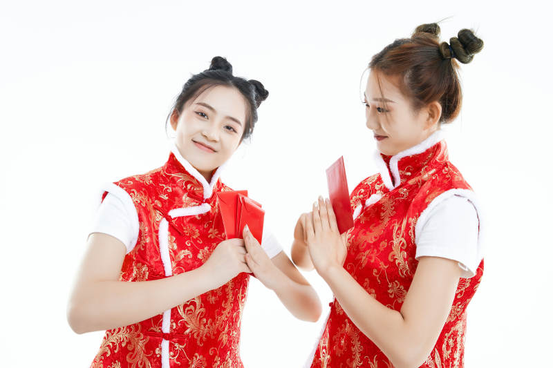 白色背景下身穿喜庆服饰的中国可爱少女图片