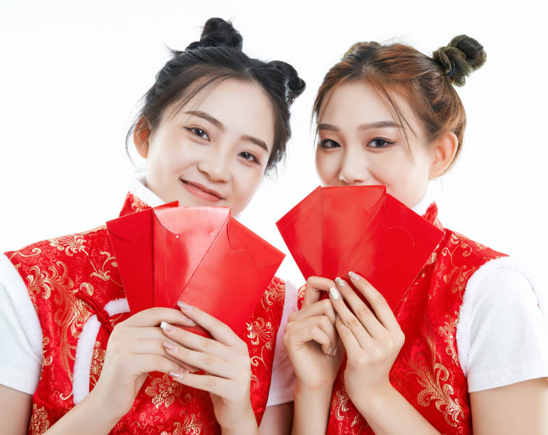 白色背景下身穿喜庆服饰的中国可爱少女图片