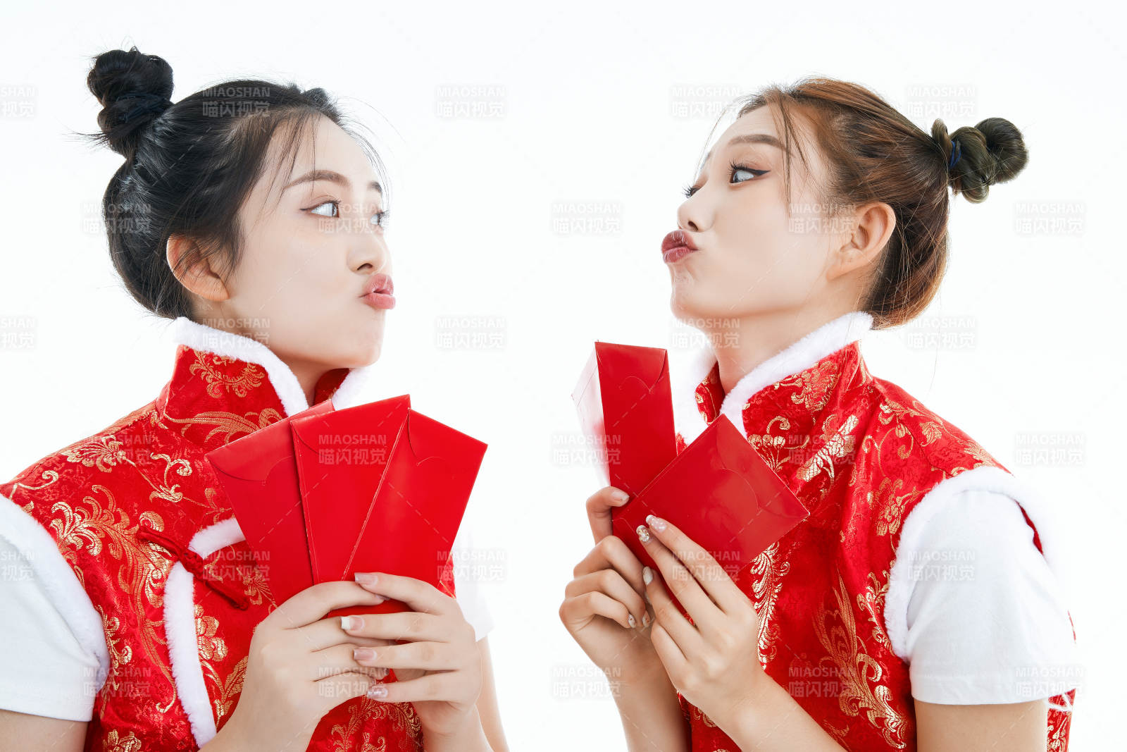 白色背景下身穿喜庆服饰的中国可爱少女图片