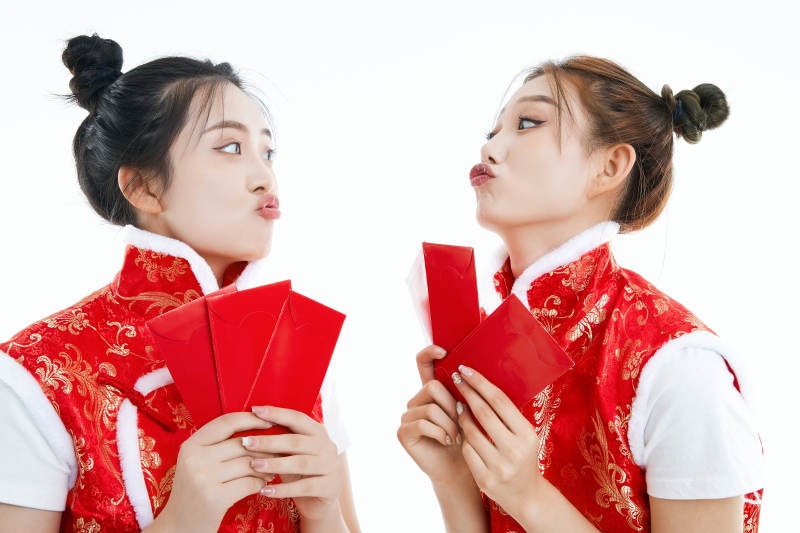 白色背景下身穿喜庆服饰的中国可爱少女图片