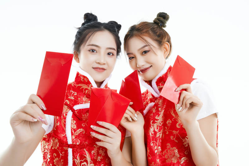 白色背景下身穿喜庆服饰的中国可爱少女图片