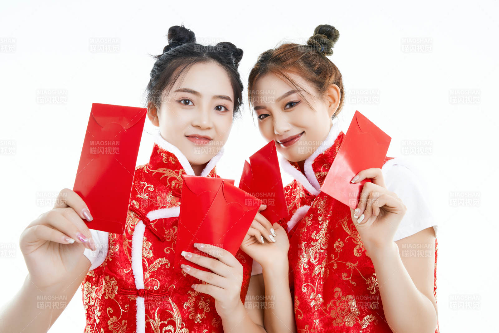 白色背景下身穿喜庆服饰的中国可爱少女图片