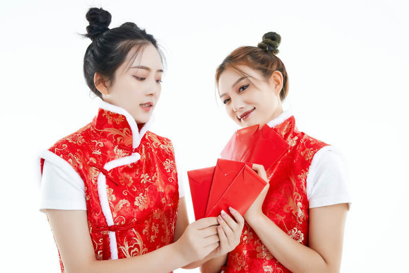 白色背景下身穿喜庆服饰的中国可爱少女图片