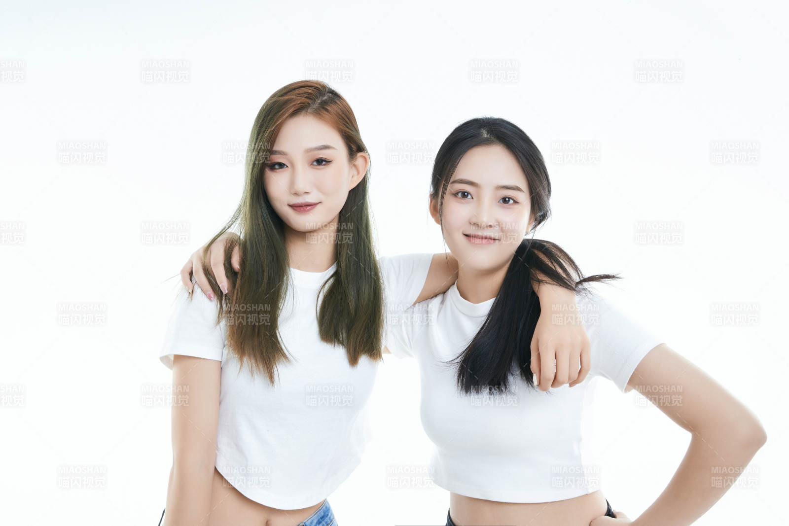 影棚拍摄白色背景的可爱闺蜜少女图片