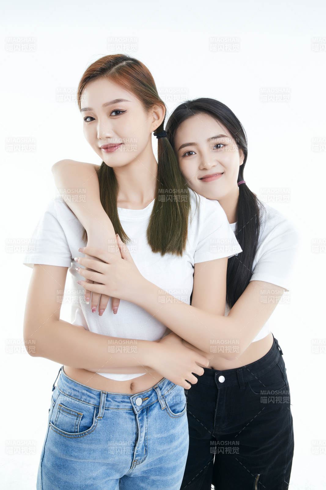 影棚拍摄白色背景的可爱闺蜜少女图片
